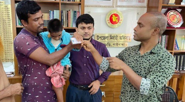 ফুলছড়ির ইউএনও’র হস্তক্ষেপে তাৎক্ষণিক প্রতিবন্ধি কার্ড প্রদান